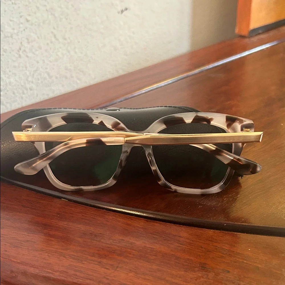 DIFF Stylish Tortoise Shell Glasses